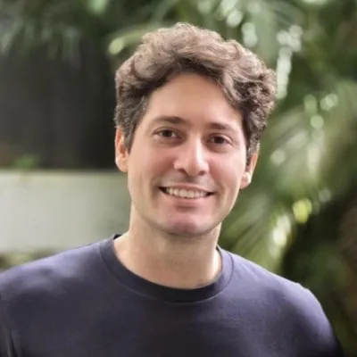 Retrato de Carlos Castelano, cofundador e CTO da Alina